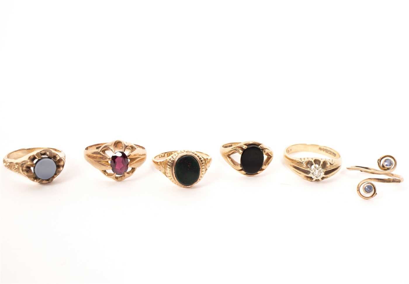 Lot 29 - A single stone diamond ring, claw set to a 9ct...