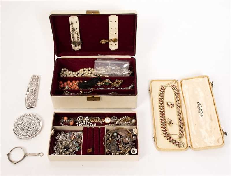 Lot 40 - A quantity of costume jewellery including a...