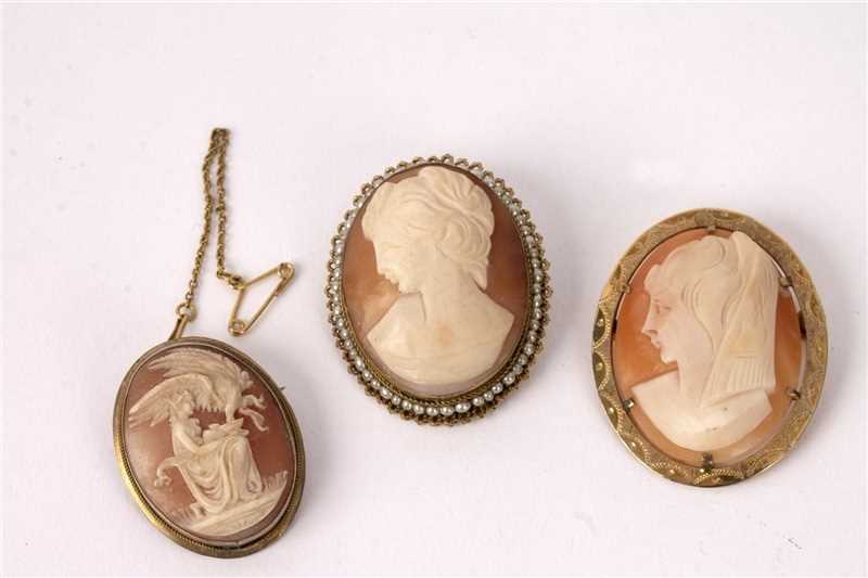 Lot 51 - Three oval cameo rings
