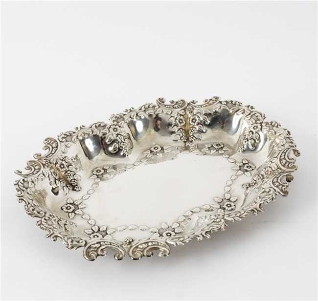 Lot 102 - An oval silver sweetmeat dish, Minshull&...