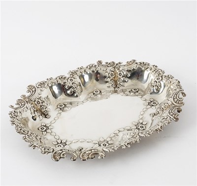 Lot 102 - An oval silver sweetmeat dish, Minshull&...