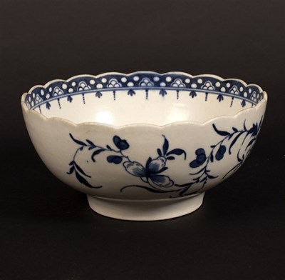 Lot 291 - A Worcester bowl decorated in the three flower...