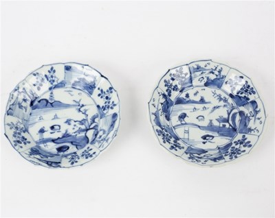Lot 351 - A pair of Chinese kraak style blue and white...