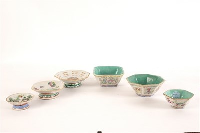 Lot 364 - A Chinese octagonal bowl, Tongzhi, painted...