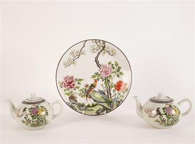 Lot 366 - A pair of Chinese porcelain teapots, 20th...