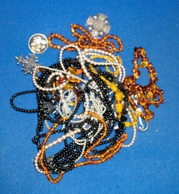 Lot 22 - A quantity of costume jewellery to include a...