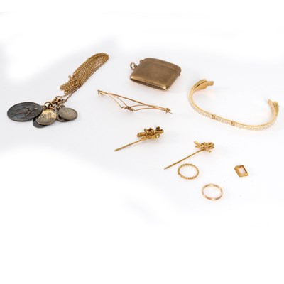 Lot 30 - A 9ct gold vesta case, 4.5cm wide,...