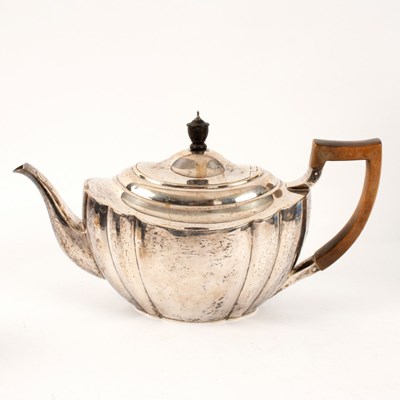Lot 35 - A Victorian silver teapot, Barnard Bros.,...