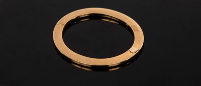 Lot 8 - A 9ct yellow gold hinged bangle of flattened...