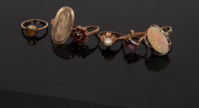 Lot 14 - A quantity of dress rings including a garnet...
