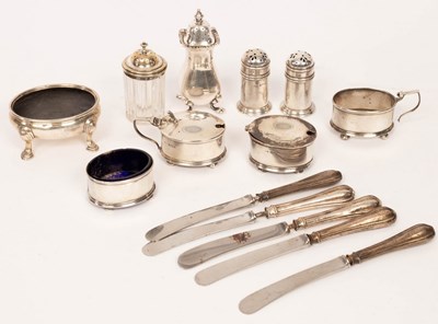 Lot 87 - A George II oval silver salt, London 1744, on...