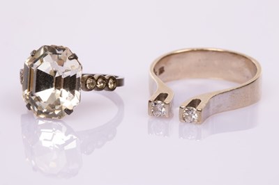 Lot 9 - A diamond ring set in 14k white gold, stamped...