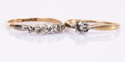 Lot 72 - A diamond five-stone ring, the graduated...