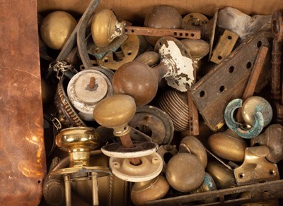 Lot 948 - A quantity of door knobs, door handles etc.