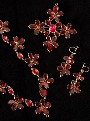 Lot 390 - A 19th Century garnet parure, comprising...