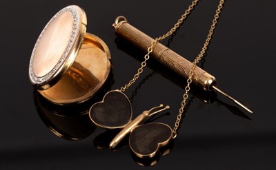Lot 410 - A 9ct yellow gold oval locket set a band of...
