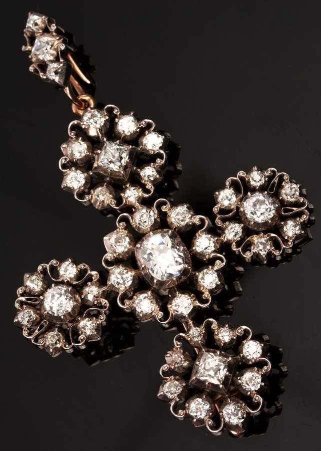 Lot 414 - A diamond pendant/brooch of cross form, the...