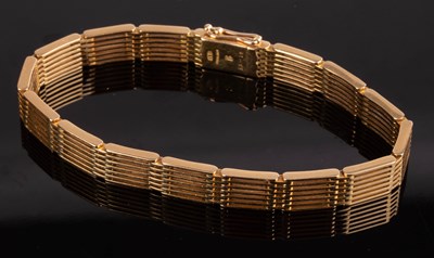 Lot 189 - An 18ct yellow gold gate link bracelet, marked...