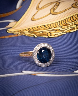 Lot 109 - An 18ct yellow gold Art Deco style sapphire and diamond circular cluster ring