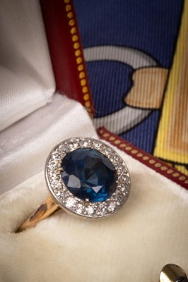 Lot 109 - An 18ct yellow gold Art Deco style sapphire and diamond circular cluster ring