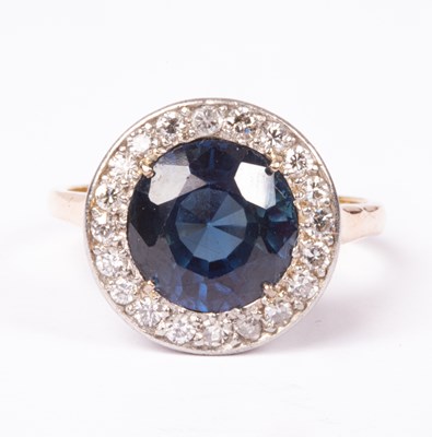 Lot 109 - An 18ct yellow gold Art Deco style sapphire and diamond circular cluster ring