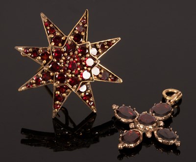 Lot 9 - An early 19th Century garnet pendant of...