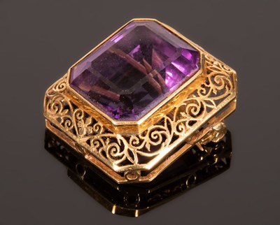 Lot 10 - An amethyst pendant brooch, set in 18k yellow...