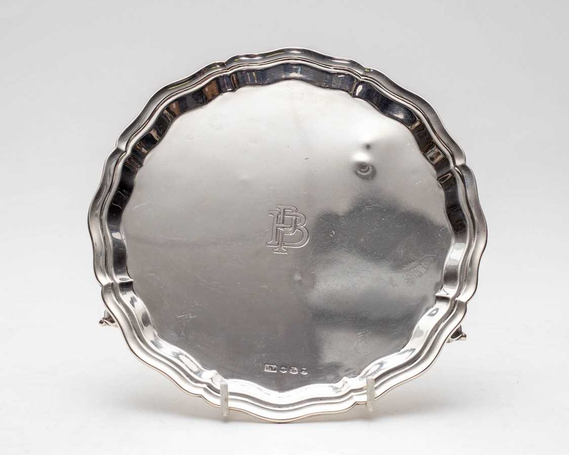 Lot 7 - A silver salver, Viner's Ltd., Sheffield 1940,...