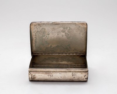 Lot 9 - An Edwardian silver sandwich tin, Edward J...