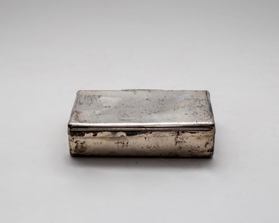 Lot 9 - An Edwardian silver sandwich tin, Edward J...