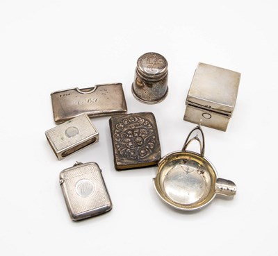 Lot 48 - A quantity of small silver items to include a...
