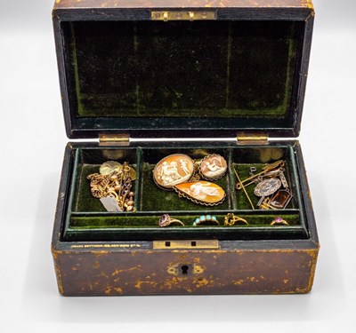 Lot 224 - A quantity of 9ct gold and other jewellery...