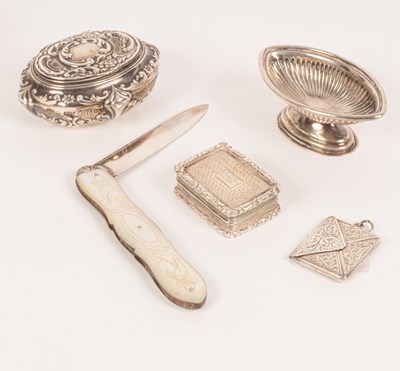 Lot 36 - A Georgian silver vinaigrette, initialled to...