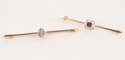 Lot 92 - An Edwardian bar brooch centred by a square...