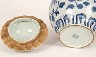 Lot 89 - A Chinese blue and white ginger jar of...