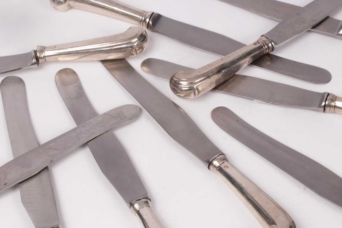 Lot 51 - A set of ten silver-handled pistol grip dinner...