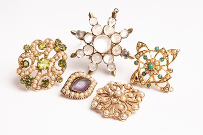 Lot 11 - A Georgian eye-shaped brooch, the centre set...