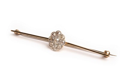 Lot 34 - An early 20th Century diamond cluster bar...