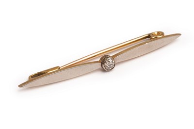 Lot 35 - An early 20th Century diamond bar brooch...