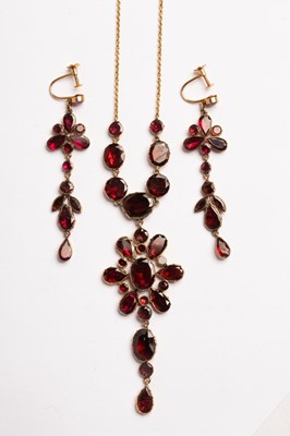Lot 36 - A Georgian style garnet pendant necklace, set...