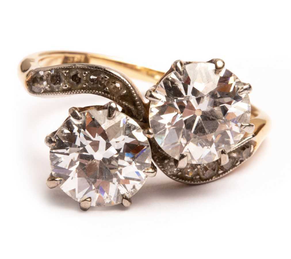Lot 48 - An early 20th Century 'toi et moi' diamond...