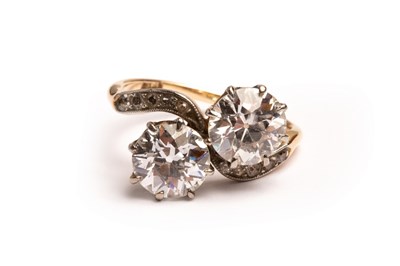 Lot 48 - An early 20th Century 'toi et moi' diamond...