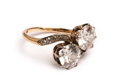 Lot 48 - An early 20th Century 'toi et moi' diamond...