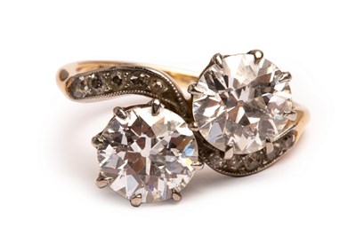 Lot 48 - An early 20th Century 'toi et moi' diamond...