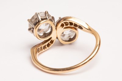 Lot 48 - An early 20th Century 'toi et moi' diamond...