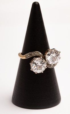 Lot 48 - An early 20th Century 'toi et moi' diamond...