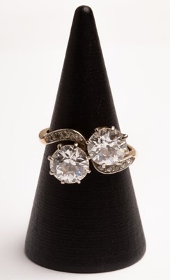 Lot 48 - An early 20th Century 'toi et moi' diamond...