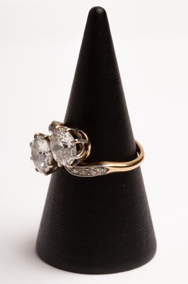 Lot 48 - An early 20th Century 'toi et moi' diamond...