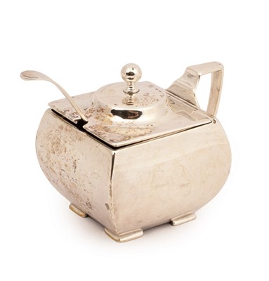 Lot 133 - A George III silver mustard pot, John Robins,...