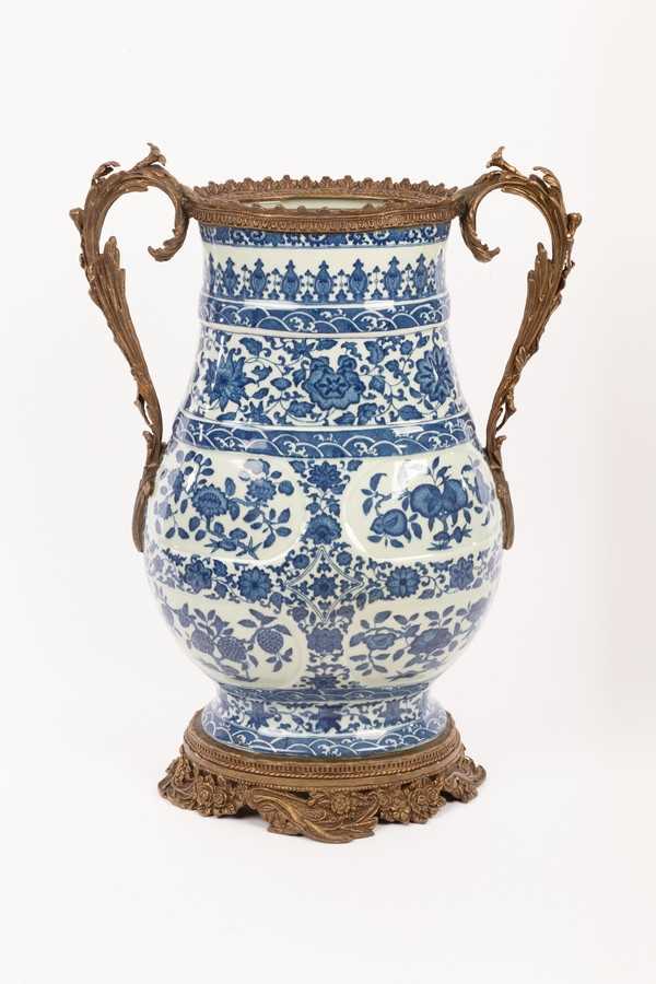 Lot 723 - A Chinese blue and white vase, Daqing Qianlong...